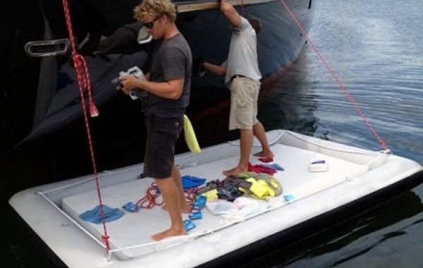 Надувной плот для обслуживания яхты